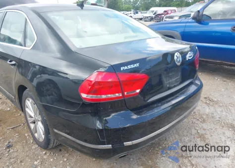 2013 Volkswagen Passat 2.5L Sel Premium z USA, uszkodzony, nr VIN 1VWCH7A36DC081675